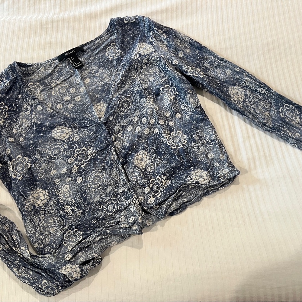Forever 21 Blue and White Floral Blouse